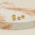 Topos De Oro Amarillo 18K Esfera Lisa Con Broche Rosca