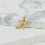Dije De Oro 18K Letra N Con Piedras Blancas- Ancho Frontal