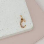 Dije De Oro 18k Letra C Con Piedras Blancas