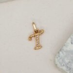 Dije De Oro 18K Letra T Con Piedras Blancas- Ancho Frontal