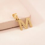 Dije De Oro 18K Letra M. Ancho