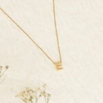 Collar De Oro 18K Con Dije Incrustado Letra E - Ancho Frontal De La Letra E