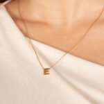 Collar De Oro 18K Con Dije Incrustado Letra E - Ancho Frontal De La Letra E - Image 3