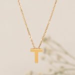 Collar De Oro 18K Con Dije Incrustado Letra T - Ancho Frontal De La Letra T