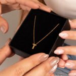 Collar De Oro 18K Con Dije Incrustado Letra T - Ancho Frontal De La Letra T - Imagen 3