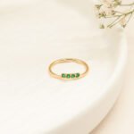 Anillo Oro 18K Cintillo Con Piedras Verdes- Ancho Frontal
