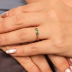 Anillo Oro 18K Cintillo Con Piedras Verdes- Ancho Frontal - Image 3