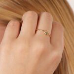 Anillo De Oro 18K Con Flor De Loto Cintillo Con Piedra Verde - Imagen 3