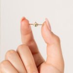 Anillo De Oro 18K Con Flor De Loto Cintillo Con Piedra Verde - Imagen 4