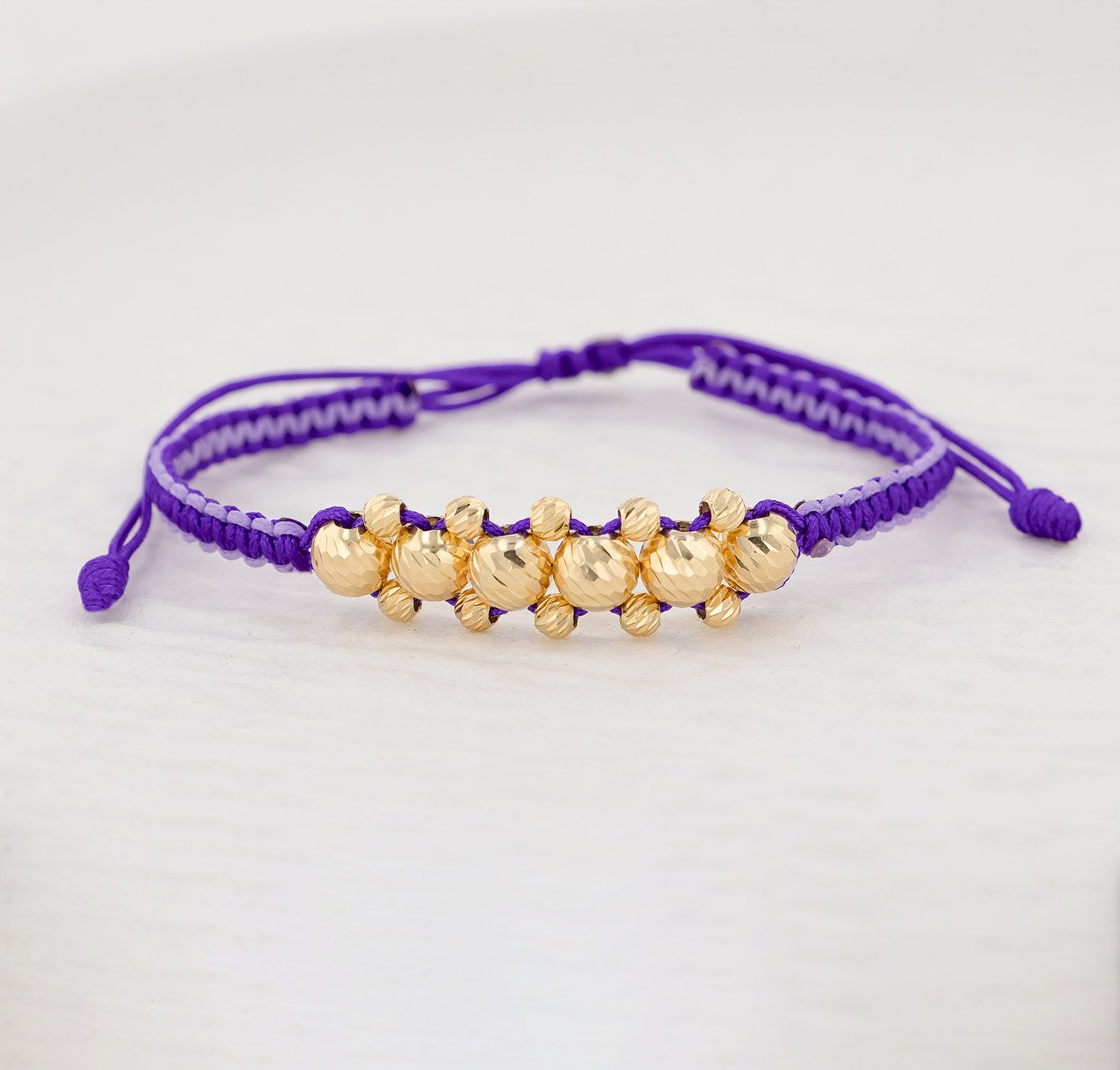 PES53-02.jpg Pulsera De Oro 18K Macramé Con Esfera Y Diamantadas Hilo Morado Largo - Imagen 1
