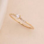Anillo Oro 18K Con Piedras Blancas - Imagen 2