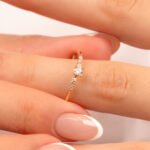 Anillo Oro 18K Con Piedras Blancas - Imagen 3