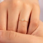 Anillo Oro 18K Con Piedra Blanca - Imagen 3