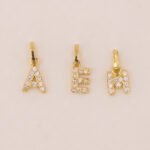 Dije De Oro 18K Letra E Con Piedras Blancas - Image 2