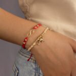 Pulsera De Oro 18K Con Esferas Esferas  Hilo Color Beige Dijes Letra J Y L Y Dije Tres Gracias - Imagen 3