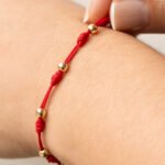 Pulsera De Oro 18k 7 Nudos  Con 6 Esferas 4mm Hilo Rojo - Imagen 2