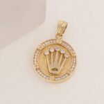 Dije De Oro 18K Corona Con Piedras Blancas - Image 2