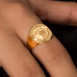 Anillo De Oro 18K Sello Corona Cuadrado - Imagen 3