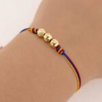 Pulsera Oro 18K Con Esferas Diamantadas Tejida Con Hilo Tricolor - Image 3